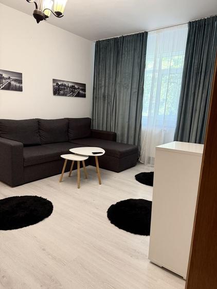 Apartament cu 3 camere semidecomandat în Independenței