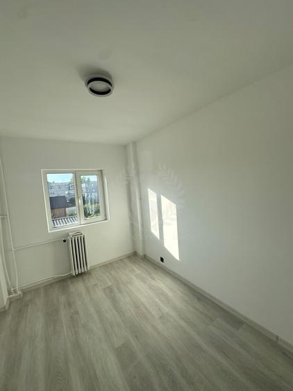 Apartament cu 4 camere decomandat în Enachiță Văcărescu