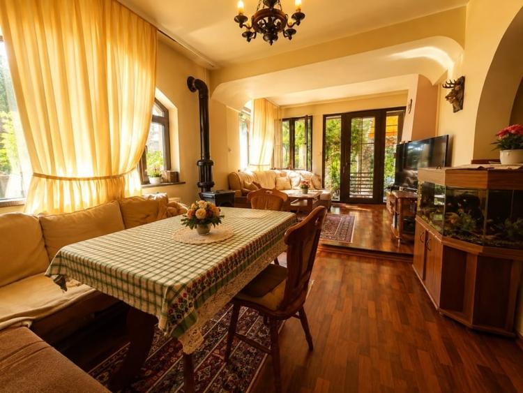 Casă individuală cu 8 camere cu Canalizare în Faleza Nord