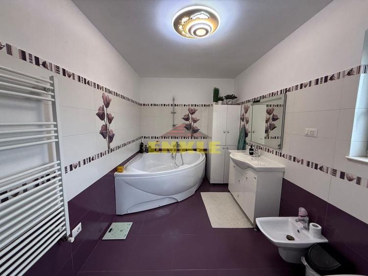 Casă individuală cu 5 camere cu Canalizare în Curtești