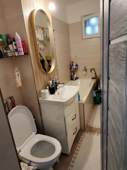 Apartament cu 3 camere semidecomandat în Craiovița Nouă