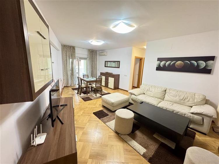 Apartament cu 3 camere semidecomandat în Herăstrău