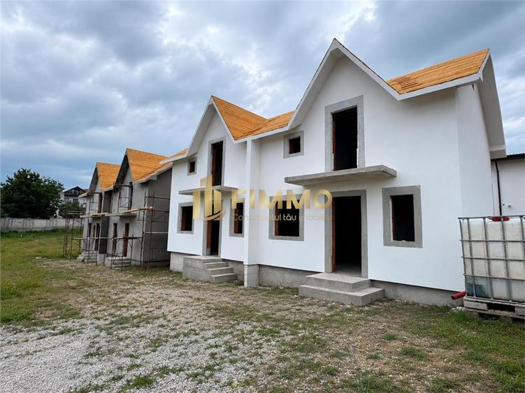 Duplex cu 3 camere cu Canalizare în Exterior Est