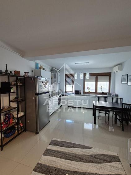 Apartament cu 3 camere semidecomandat, mobilat în Dumbrăvița