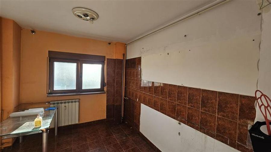 Apartament cu 4 camere semidecomandat în Berceni