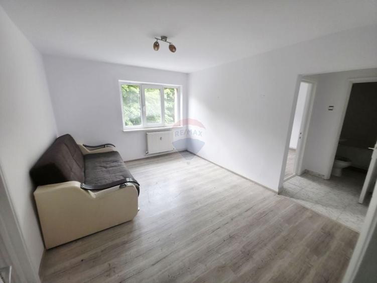 Apartament cu 3 camere semidecomandat, mobilat în Mărăței