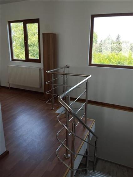 Casă cu 9 camere cu Teren 450 Mp în Ciolpani