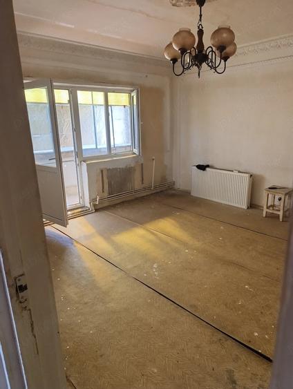 Apartament cu 3 camere semidecomandat în Central