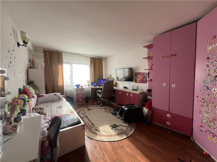 Apartament cu 3 camere decomandat, mobilat în Nicolina