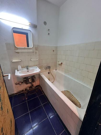 Apartament cu 3 camere semidecomandat în Victoriei