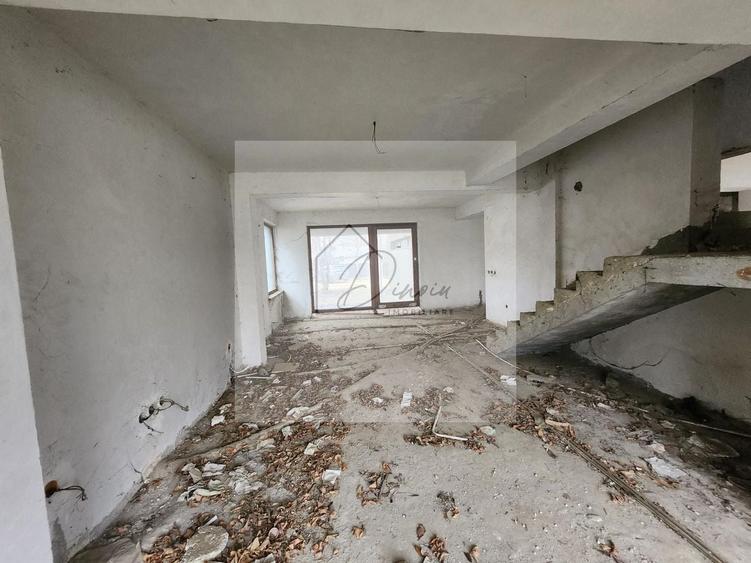 Casă individuală cu 6 camere cu Canalizare în Central