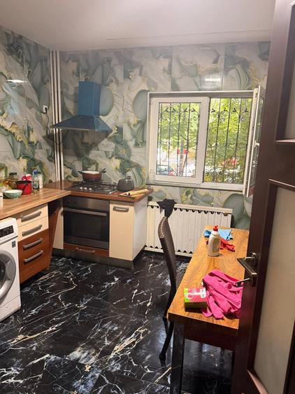 Apartament cu 4 camere decomandat în Vitan