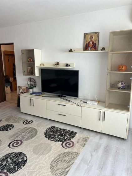 Inchiriez apartament 3 camere zona linistita sector 5 - 2