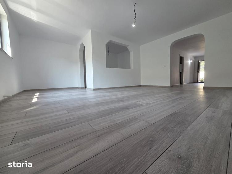 Casă cu 5 camere cu Teren 300 Mp în Babadag