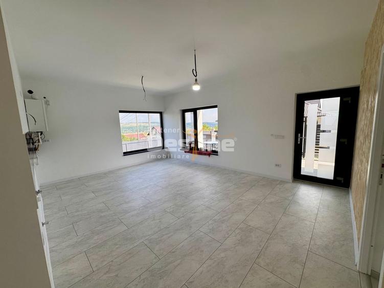 Casă individuală cu 4 camere cu Canalizare în Deal
