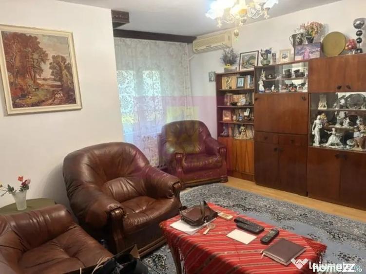 Apartament cu 3 camere decomandat în Drumul Sării