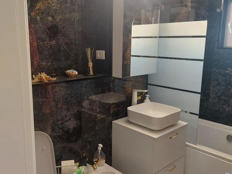 Apartament cu 3 camere decomandat, mobilat în Craiovița Nouă