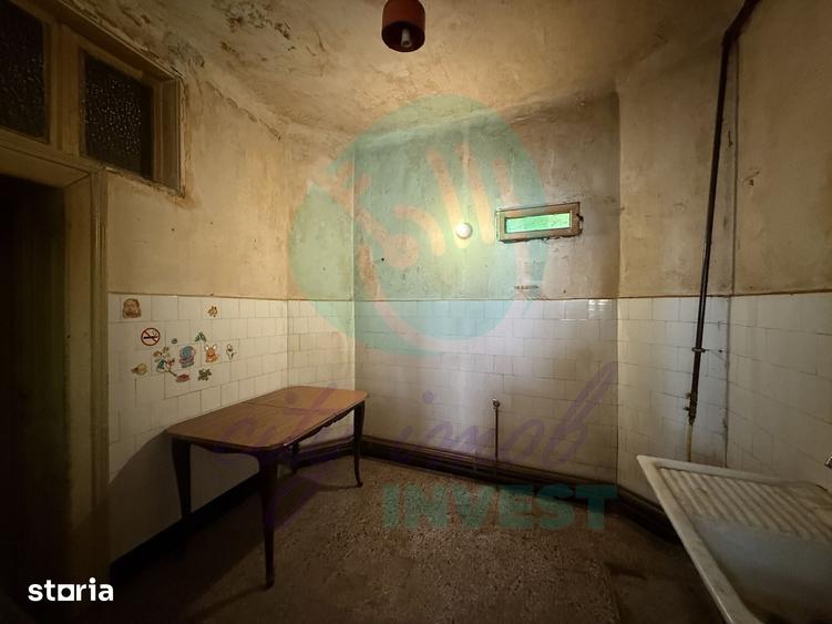 Casă cu 4 camere decomandat cu Teren 200 Mp în Universitate
