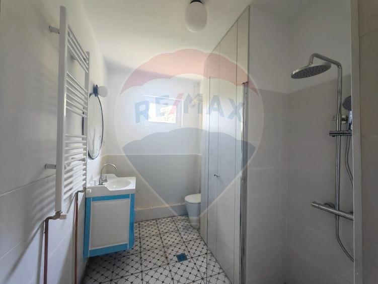 Apartament cu 3 camere semidecomandat în Primăverii