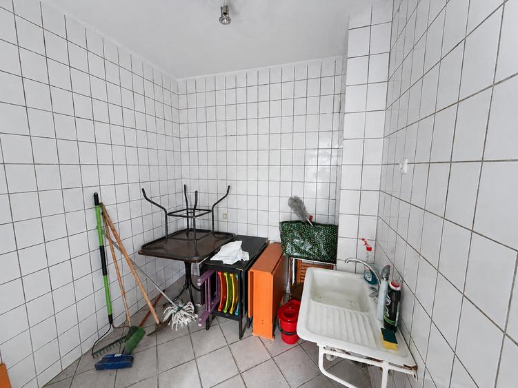 Casă individuală cu 5 camere cu Garaj în Tei
