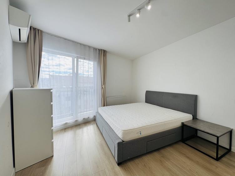 Apartament cu 3 camere semidecomandat, mobilat în Central