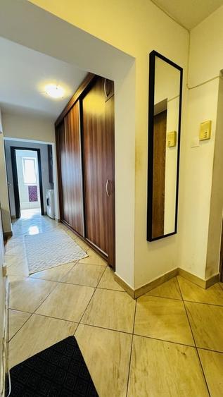 Apartament cu 3 camere semidecomandat, mobilat în Tineretului