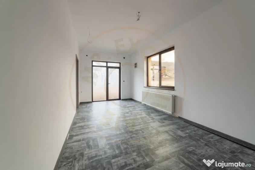 Casă cu 7 camere cu Canalizare în Izvorani