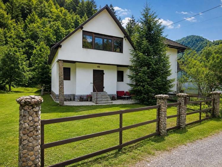 Casă cu 4 camere în Pietroasa
