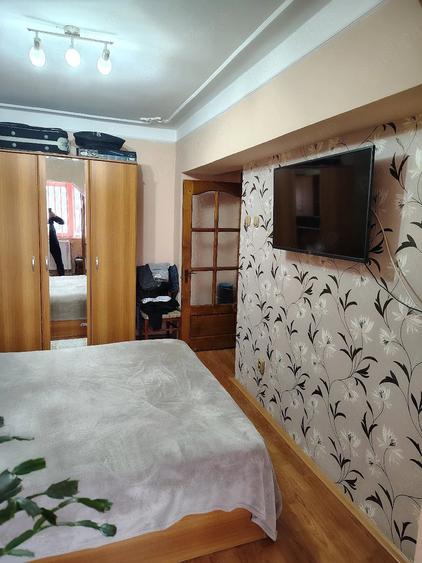 Apartament cu 3 camere decomandat în Est