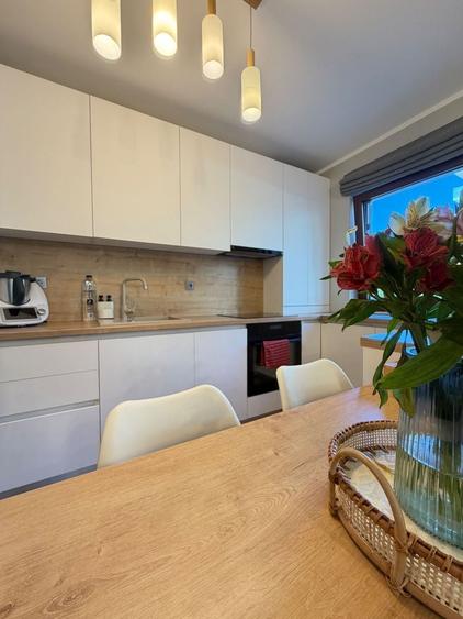 Apartament cu 3 camere semidecomandat, mobilat în Europa