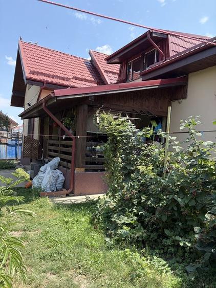 Casă cu 4 camere în Vânătorii Mici