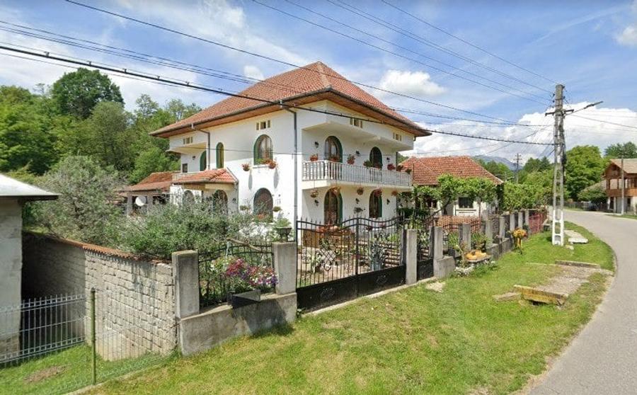 Casă individuală cu 5 camere cu Teren 1381 Mp în Costești