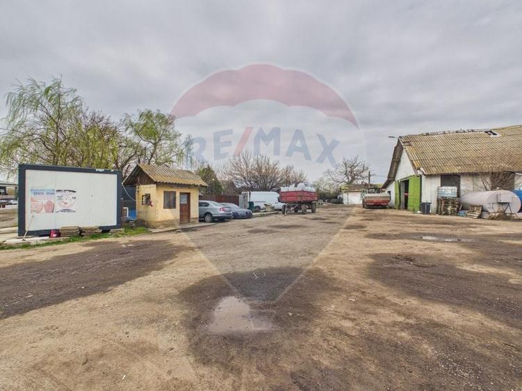 Spațiu industrial, de 7,850 mp, în Periferie