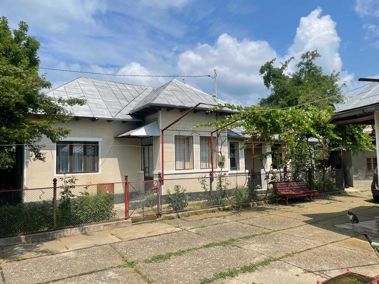 Casă cu 4 camere în Ghirdoveni