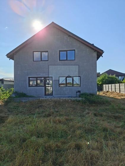 Casă cu 5 camere cu Teren 408 Mp în 1 Decembrie