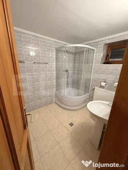 Casă cu 7 camere cu Canalizare în Central