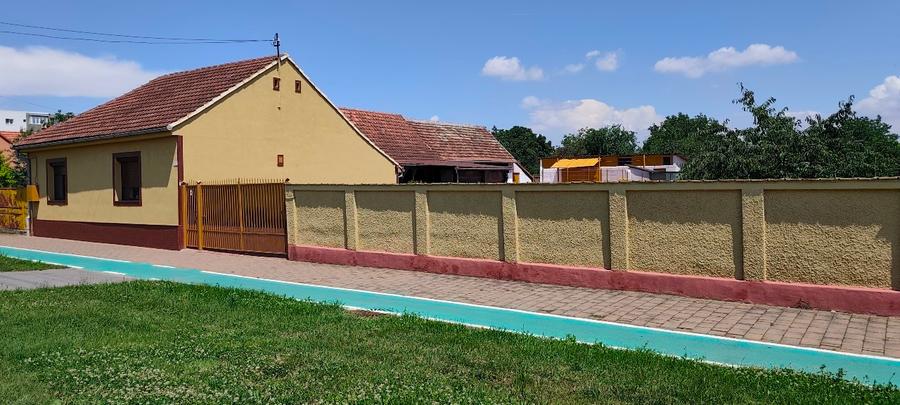 Casă individuală cu 5 camere cu Teren 1090 Mp în Central