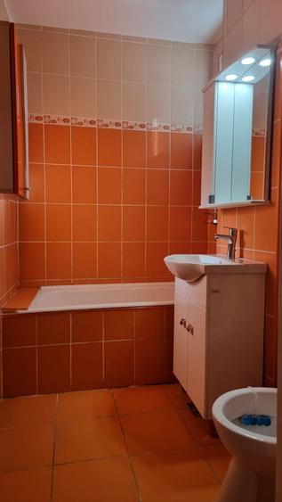Apartament cu 3 camere decomandat în Roșu
