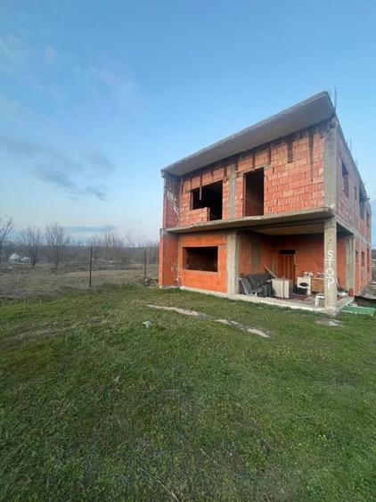 Casă individuală cu 12 camere cu Canalizare în Bariera Vâlcii