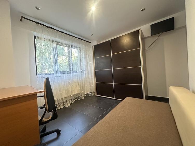 Apartament cu 3 camere decomandat în Exterior Vest