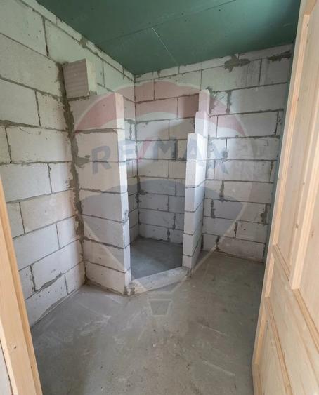 Casă cu 4 camere cu Teren 1381 Mp în Moldovenești