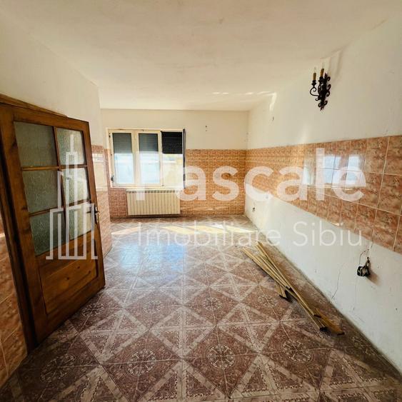 Casă individuală cu 8 camere cu Teren 1126 Mp în Tâmna