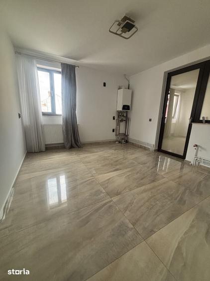 Casă cu 8 camere cu Teren 50 Mp în Central