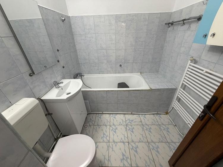 Apartament cu 3 camere decomandat în Florești