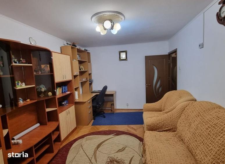 Apartament cu 3 camere decomandat în Nicolina