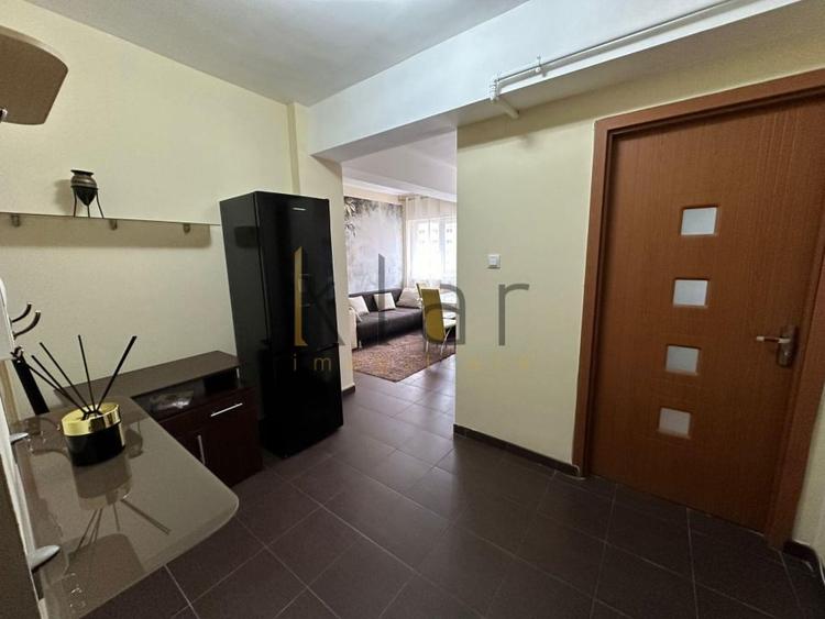 Apartament cu 3 camere semidecomandat, mobilat în Central