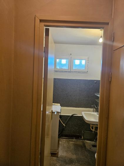 Apartament cu 3 camere semidecomandat în Titan