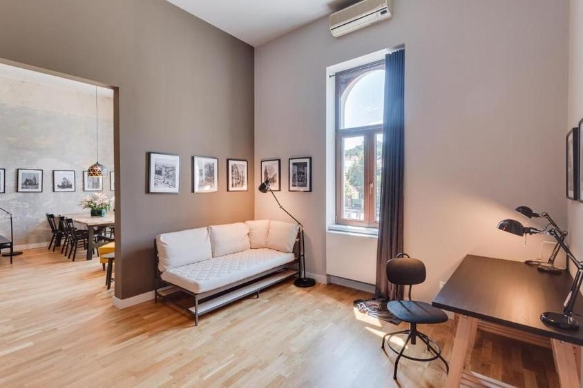 Apartament cu 3 camere semidecomandat, mobilat în Central