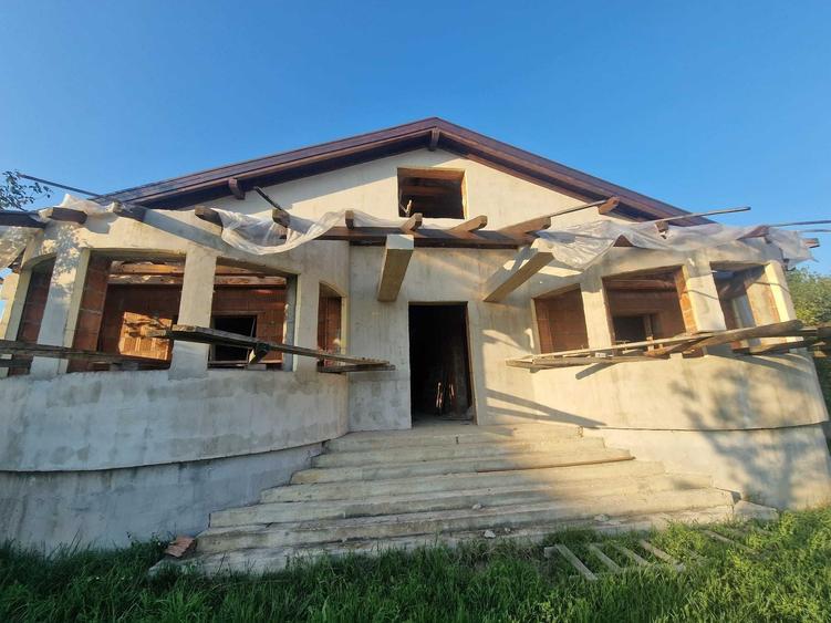 Casă cu 4 camere în Sic