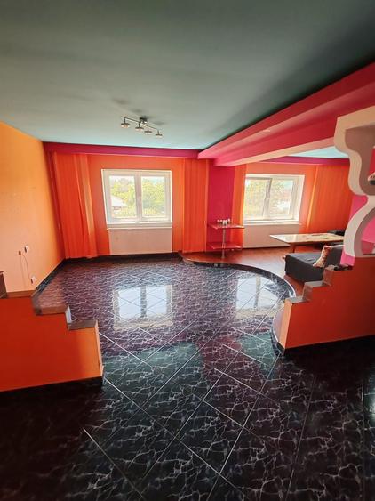 Apartament cu 3 camere decomandat în 1 Decembrie